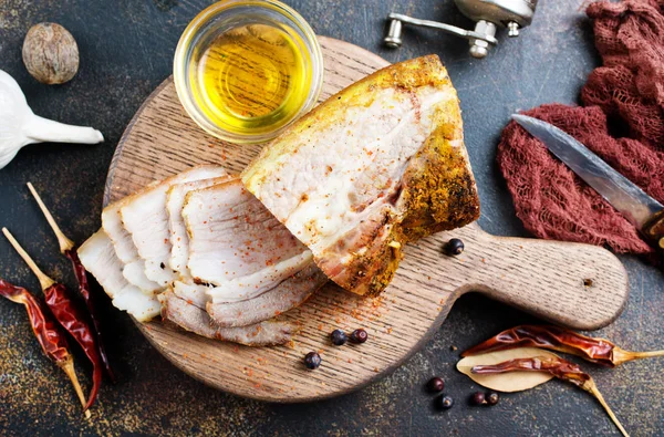 Carne Horno Con Especias Sobre Tabla Madera —  Fotos de Stock