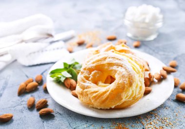 plaka üzerinde kremalı pasta yüzük