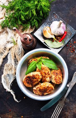 Kızarmış pirzola, tavuk pirzola metal kapta