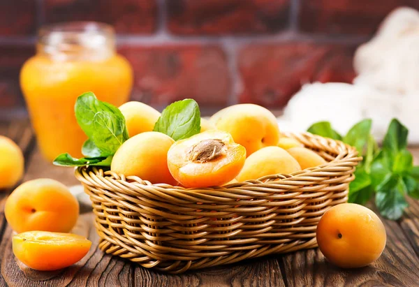 Fresh Apricots Basket Table — Stock Photo, Image