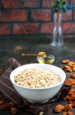 bir tablo üzerinde beyaz kase çiğ yulaf gevreği