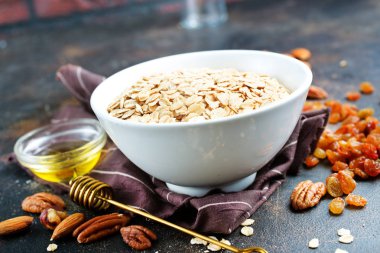 bir tablo üzerinde beyaz kase çiğ yulaf gevreği