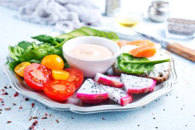 plaka ile balık ve sebze plaka üzerinde diyet yiyecek, ekmek