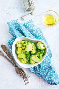 bir tablo üzerinde beyaz kase brokoli