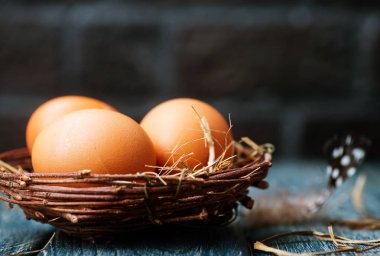 bir tablo easter arka plan kahverengi Paskalya yumurtaları