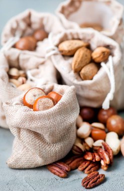 bir tablo, farklı tür bir fındık fındık