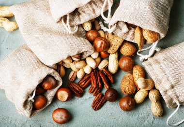 bir tablo, farklı tür bir fındık fındık