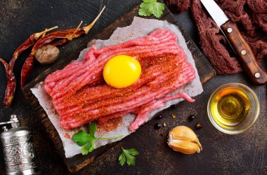 çiğ kıyma çiğ yumurta ve baharat ile