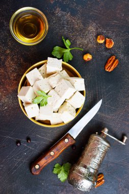bir tablo üzerinde metal kapta tofu peyniri