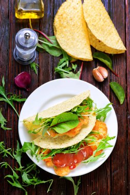 tavuk ve sebze bir tabloda Taco