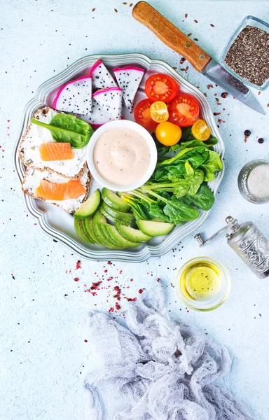 Plattan Med Dietmat Bröd Med Fisk Och Grönsaker Tallriken — Stockfoto