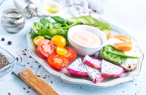 Plaat Met Dieet Voedsel Brood Met Vis Groenten Plaat — Stockfoto