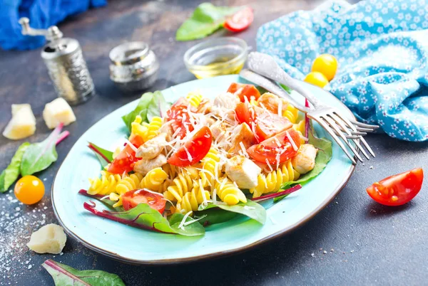 boiled pasta with chicken and gresh tomato