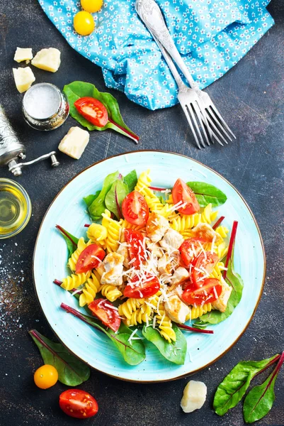 boiled pasta with chicken and gresh tomato