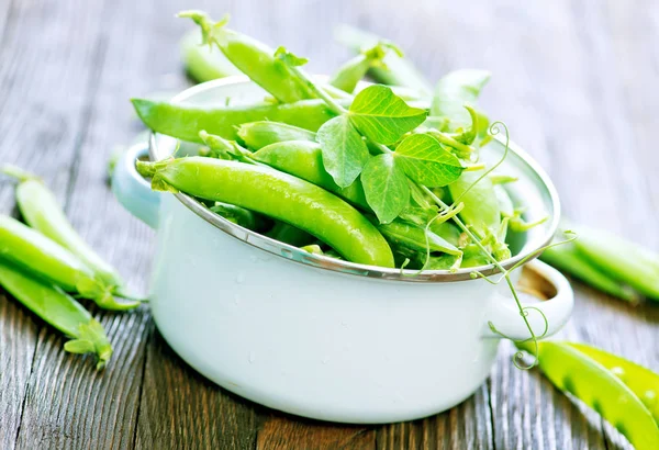 Erbsen Schüssel Und Auf Dem Tisch — Stockfoto