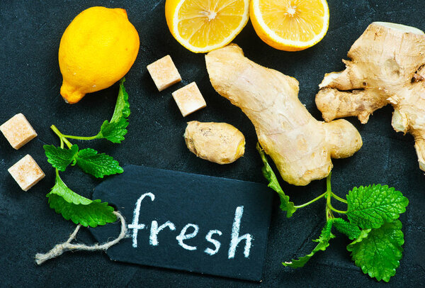 имбирь с лимоном и мятой на столе
