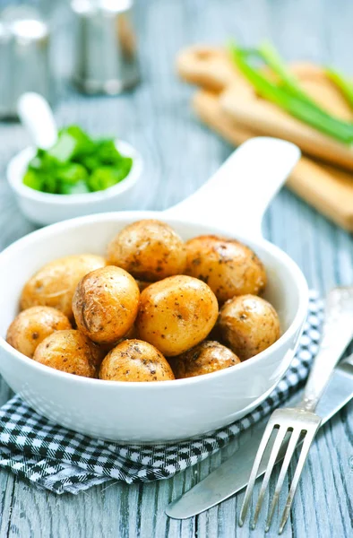 Bratkartoffeln Schüssel Und Auf Dem Tisch — Stockfoto