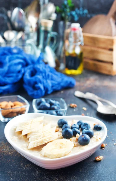 燕麦片与牛奶 新鲜的蓝莓 — 图库照片