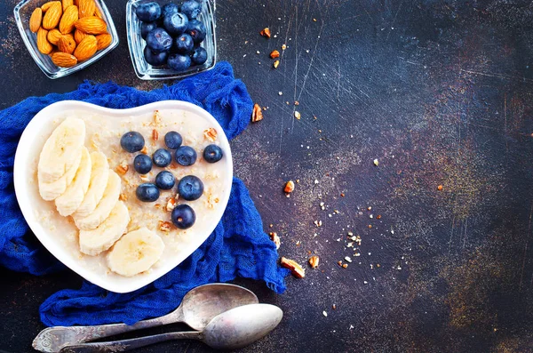 燕麦片与牛奶 新鲜的蓝莓 — 图库照片