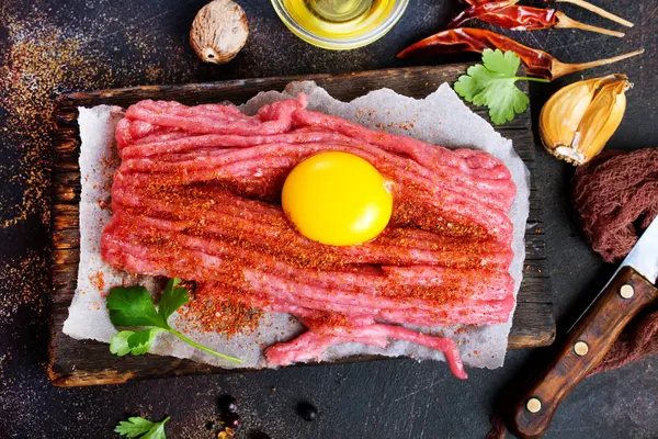 Köttfärs Med Råa Ägg Och Krydda — Stockfoto