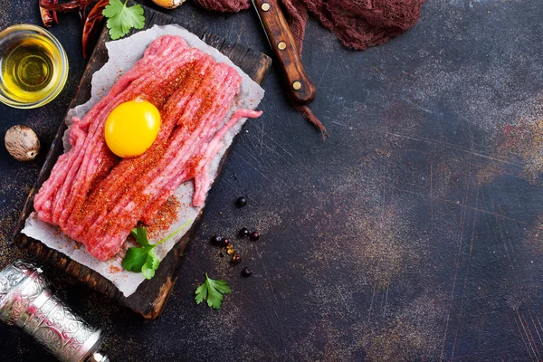 Carne Macinata Cruda Con Uovo Crudo Spezie — Foto Stock