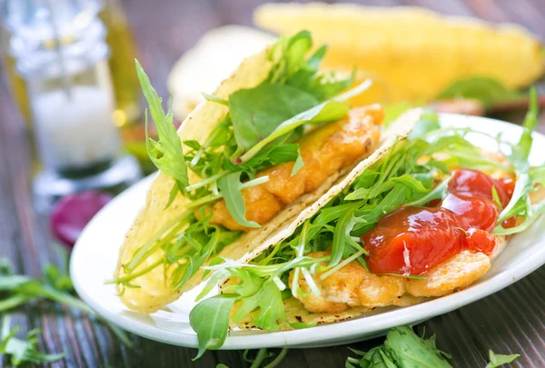 Taco Con Pollo Verduras Una Mesa — Foto de Stock