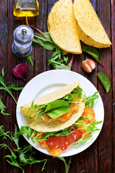 tavuk ve sebze bir tabloda Taco