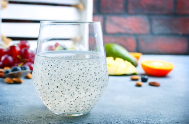 Bardakta chia tohumları olan detoks içeceği.