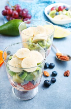 Bardakta meyve salatası, taze meyve ve meyveler