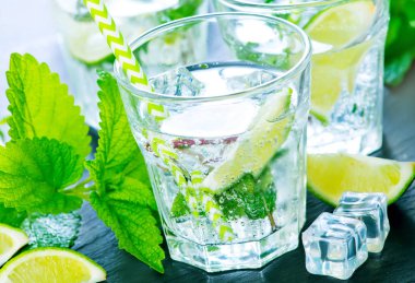 soğuk mojito cam ve bir tablo