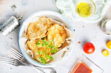 bir masada metal kase tavuk pirzola