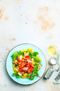 Makarna Tavuk Mangold ve domates ile salata