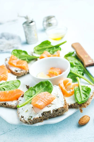 Pain Fromage Saumon Pour Petit Déjeuner Sur Une Table — Photo