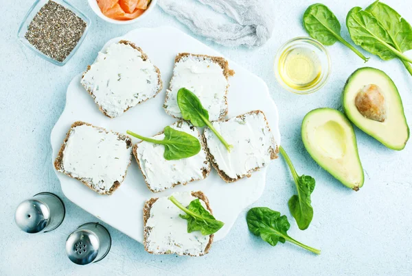 Brot Käse Lachs Zum Frühstück Auf Dem Tisch — Stockfoto