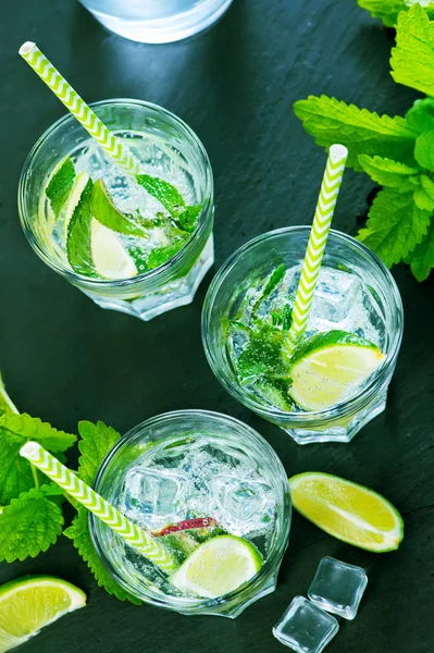 Kall Mojito Glas Och Ett Bord — Stockfoto