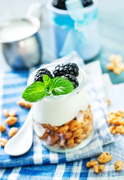 Colazione Tavolo Yogurt Con Fiocchi Bacche — Foto Stock