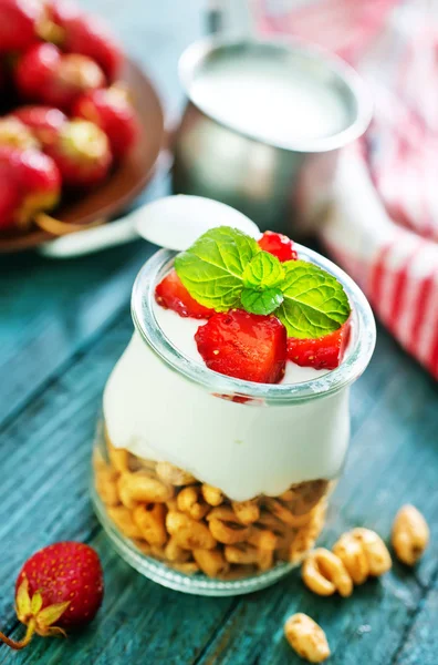 Frukost Ett Bord Yoghurt Med Flingor Och Bär — Stockfoto