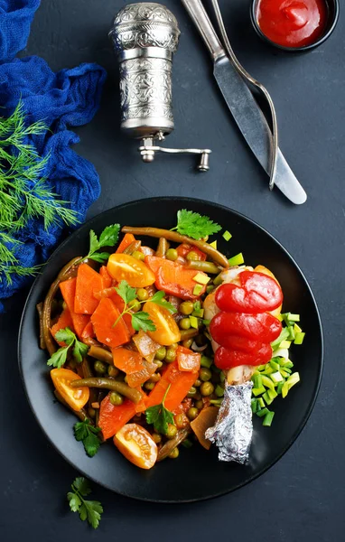 Legumes com perna de frango — Fotografia de Stock