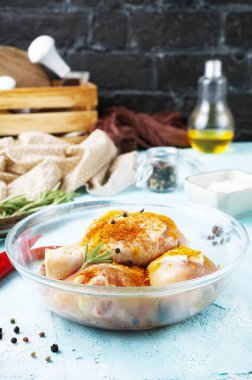 Çiğ tavuk bacağı.