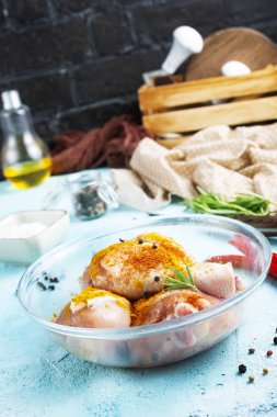 Çiğ tavuk bacağı.