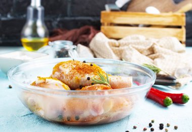 Çiğ tavuk bacağı.