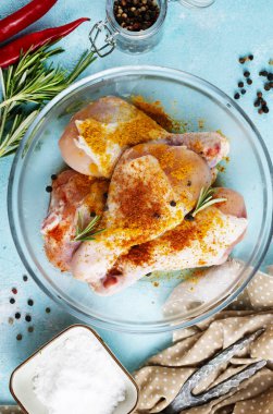 Çiğ tavuk bacağı.