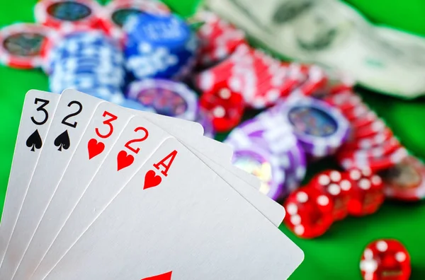 Tarjeta para póquer en la mano, fichas y tarjeta para póquer — Foto de Stock