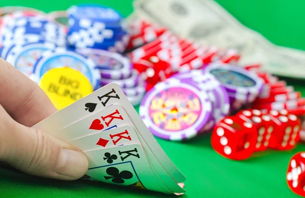 Kaart voor poker in de hand, chips en kaart voor poker — Stockfoto
