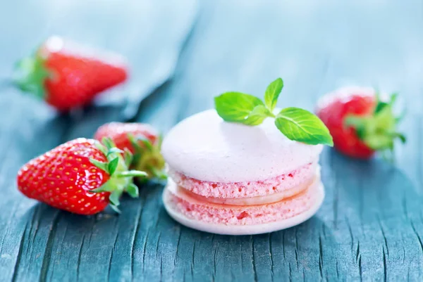 Strawberry macaroons — Stock Photo, Image