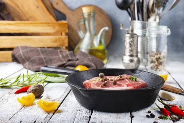 Сире м'ясо в сковороді — стокове фото