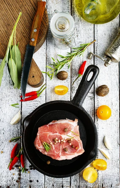 Carne cruda in padella — Foto Stock