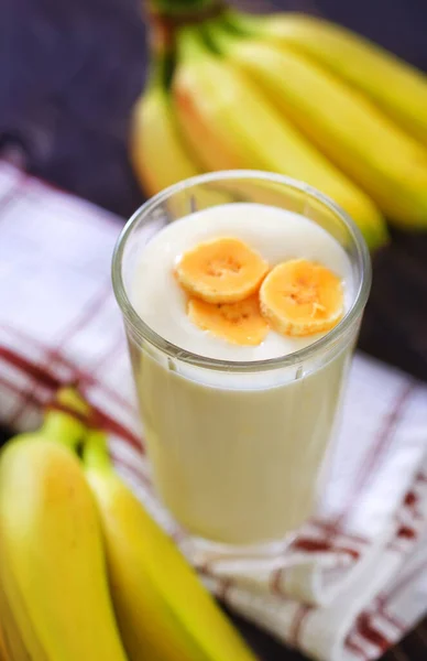 Банановый йогурт — стоковое фото