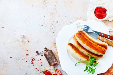 Masada soslu kızarmış sosis.