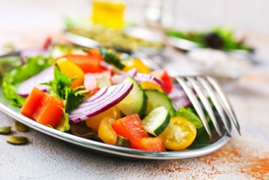 Sebze salatası, metal tabakta taze salata.